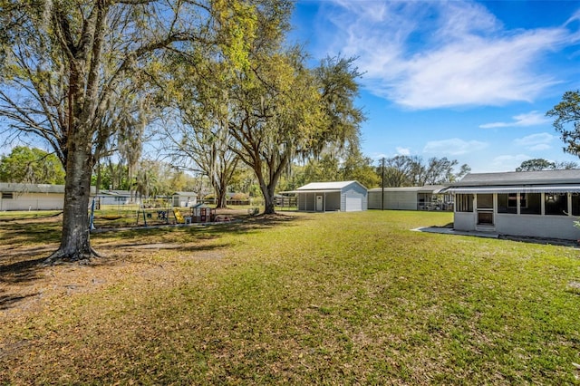 view of yard with an outbuilding