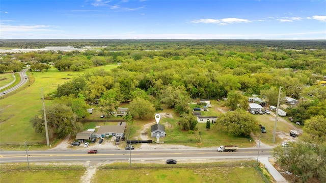 birds eye view of property featuring a forest view