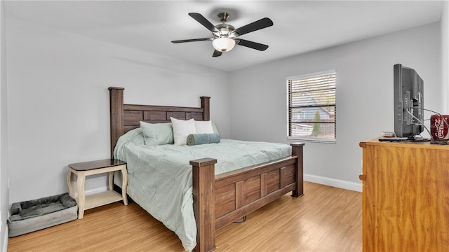 bedroom with light wood-style flooring, baseboards, and ceiling fan