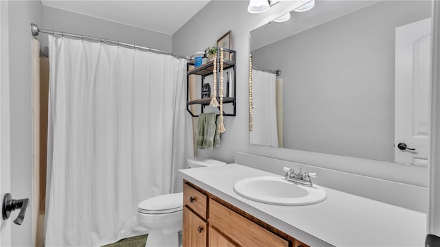 full bathroom featuring toilet, curtained shower, and vanity