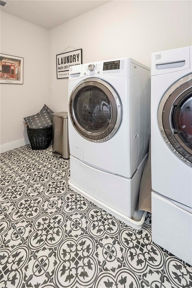 laundry room featuring laundry area, visible vents, independent washer and dryer, and baseboards