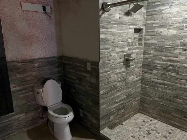 330 Callitris Ave, Polk City, FL 33868 - bathroom with toilet, a wainscoted wall, and a tile shower