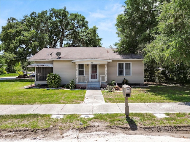 view of front of home featuring a front lawn