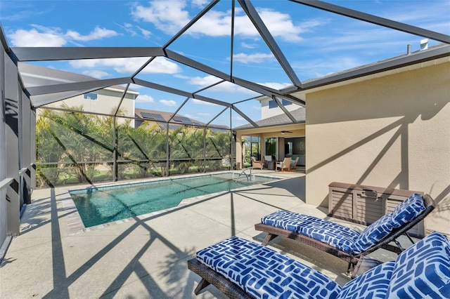 outdoor pool featuring a patio, outdoor lounge area, a lanai, and a ceiling fan