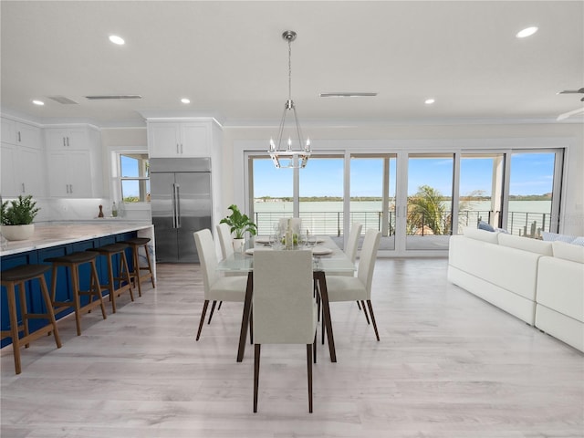 dining room featuring light wood-style flooring, crown molding, a notable chandelier, and recessed lighting