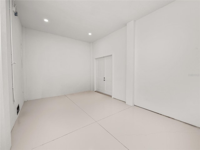spare room featuring concrete floors, visible vents, and recessed lighting