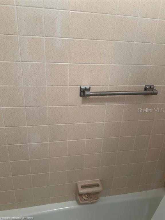 bathroom with bathtub / shower combination