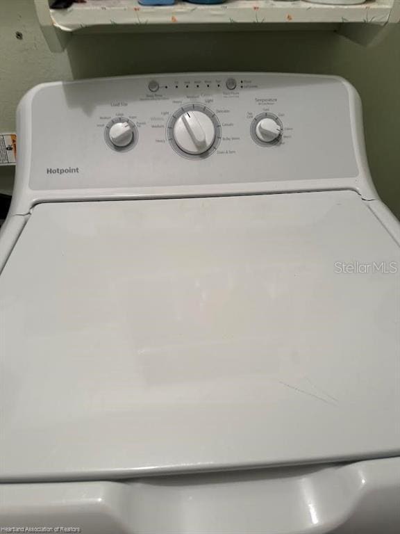 interior details featuring washer / clothes dryer