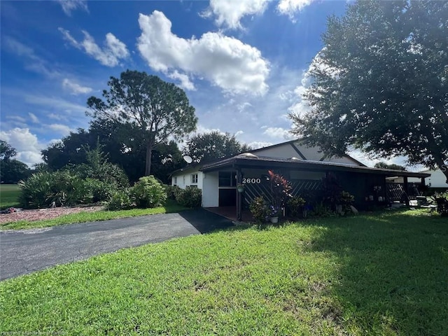 view of front of property with aphalt driveway and a front yard