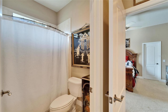 full bath featuring a shower with curtain, a ceiling fan, toilet, and baseboards