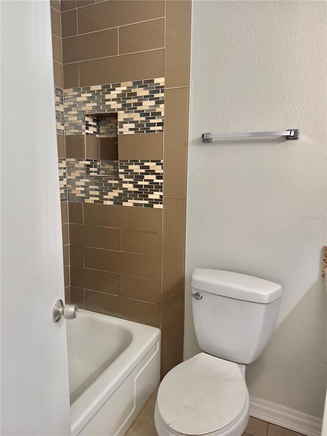 full bathroom featuring toilet and baseboards