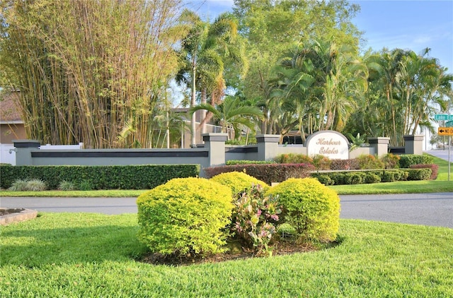 community sign with a lawn