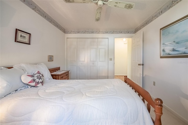 bedroom featuring a textured ceiling, a ceiling fan, and a closet