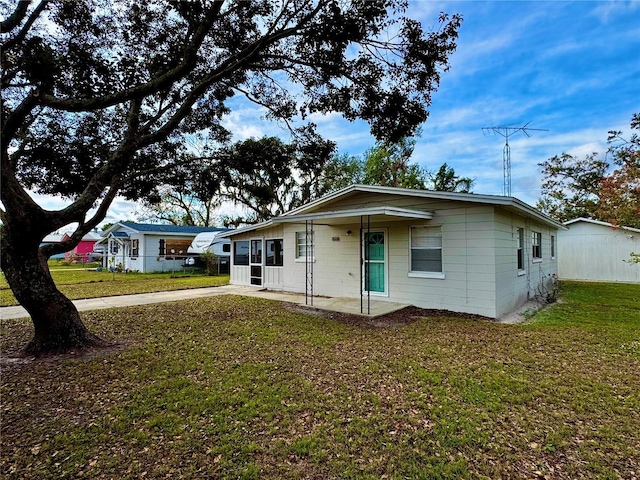 view of front of home featuring a front lawn