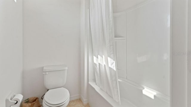 full bathroom with toilet, baseboards, and shower / tub combo with curtain