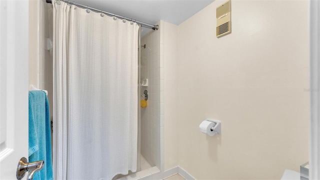 full bath featuring visible vents and a shower with shower curtain