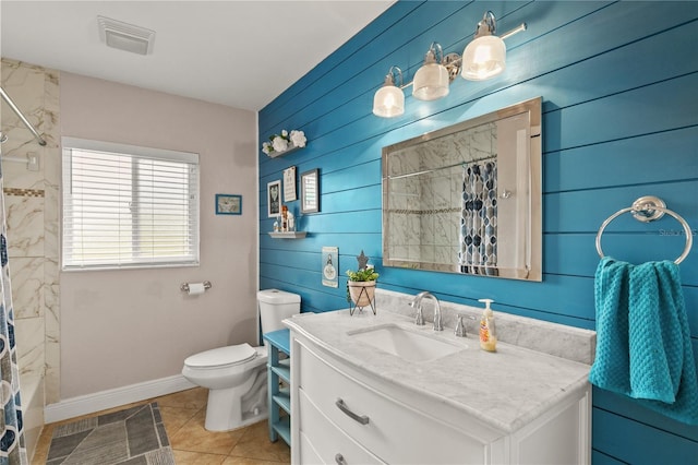 bathroom with visible vents, a shower with shower curtain, toilet, vanity, and baseboards