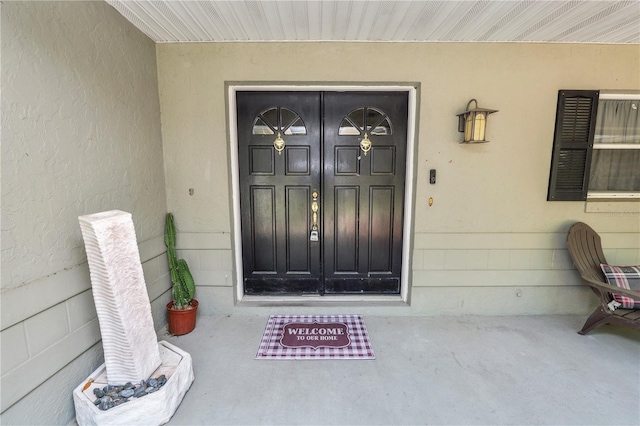 property entrance featuring stucco siding