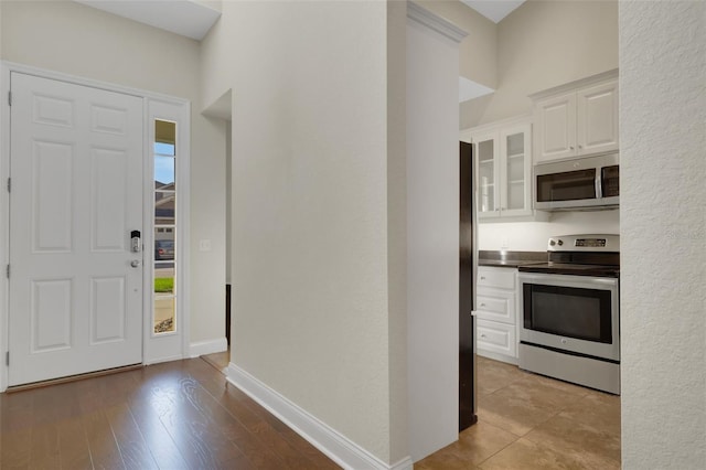 entryway featuring wood finished floors and baseboards