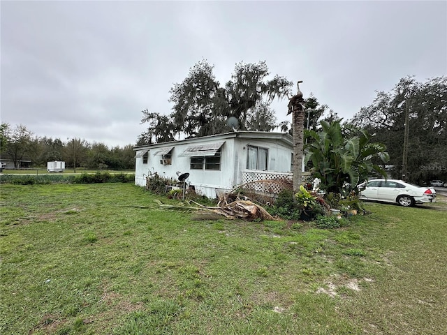 view of front of house featuring a front lawn