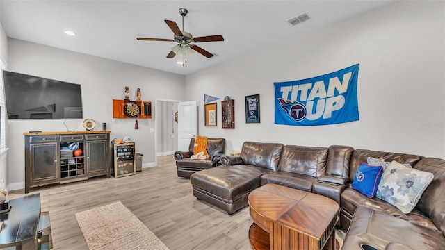 living area featuring light wood-type flooring, visible vents, recessed lighting, baseboards, and ceiling fan