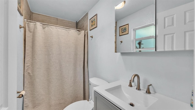 full bath with toilet, a shower with shower curtain, and vanity