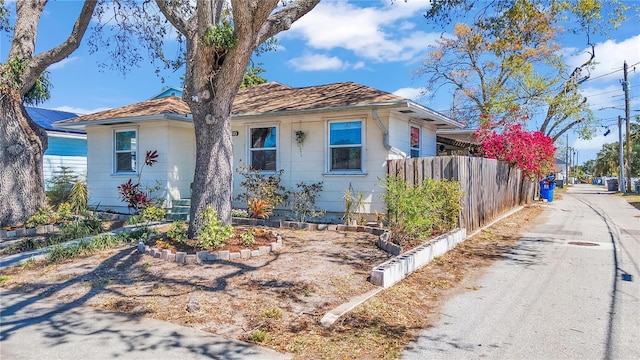 bungalow featuring fence