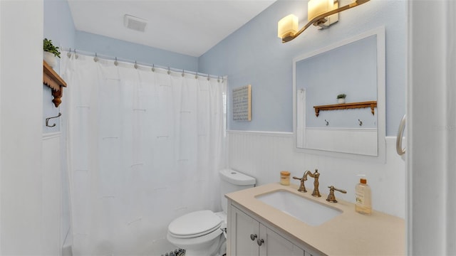 full bath featuring a wainscoted wall, toilet, vanity, and a shower with curtain