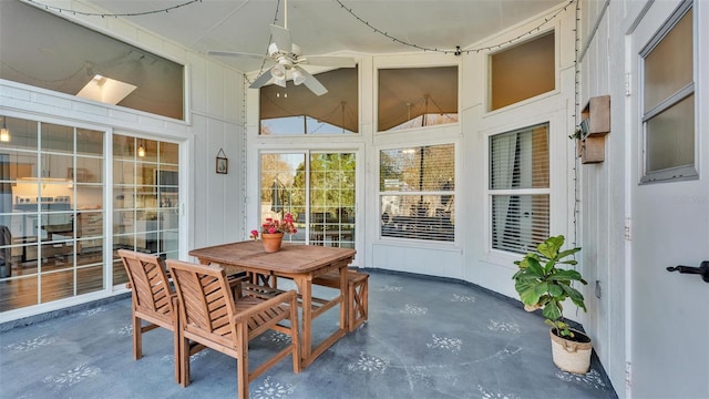 sunroom with ceiling fan