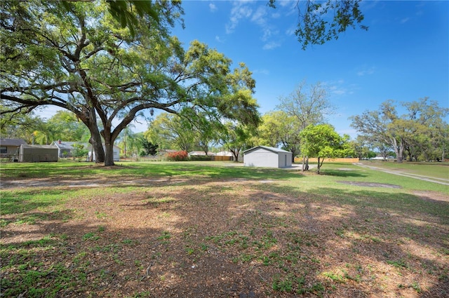 view of yard featuring an outbuilding