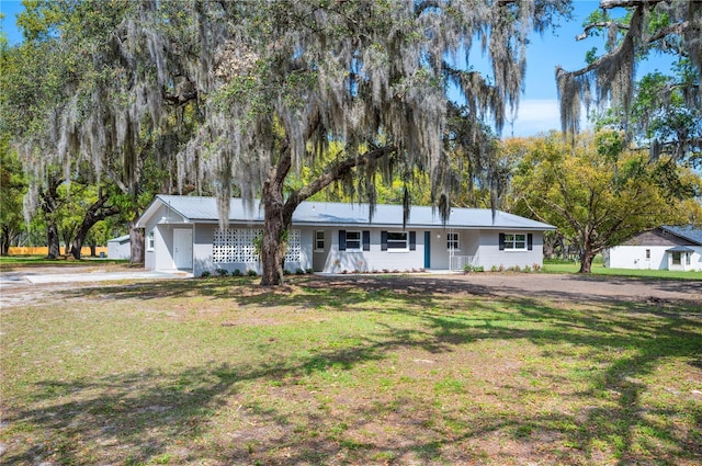 ranch-style home featuring a porch and a front yard