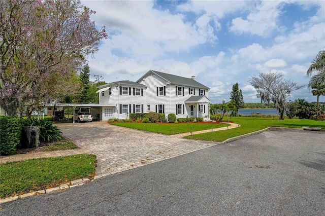 view of front of property featuring a front lawn and driveway