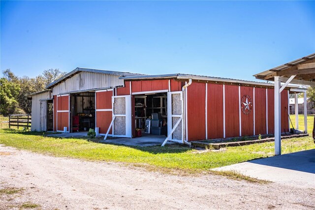 view of outdoor structure featuring an outbuilding