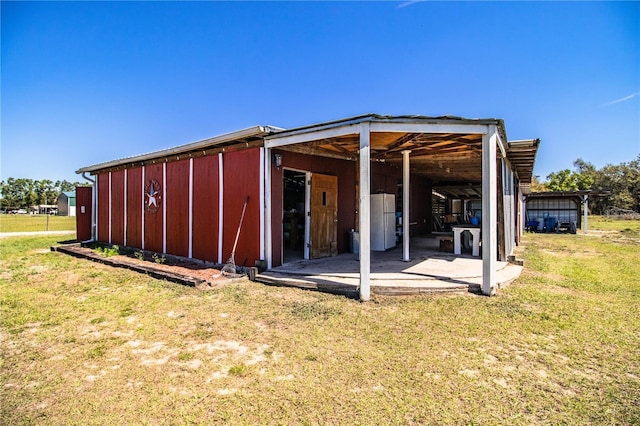 view of pole building with a yard