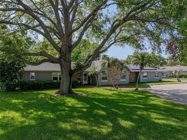 ranch-style home featuring a front lawn