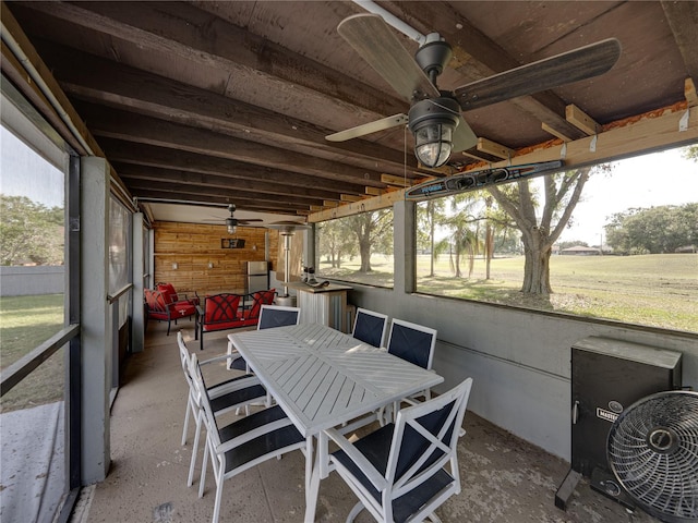 sunroom / solarium featuring a ceiling fan