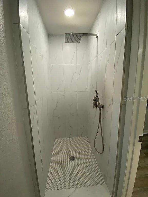 bathroom featuring tiled shower