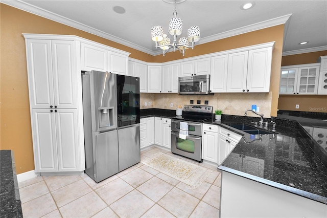 kitchen featuring a sink, stainless steel appliances, an inviting chandelier, crown molding, and light tile patterned floors