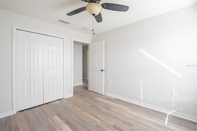 unfurnished bedroom featuring visible vents, baseboards, light wood-style floors, a closet, and a ceiling fan