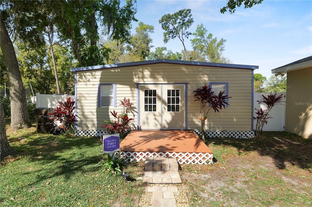 view of outdoor structure featuring an outbuilding and fence