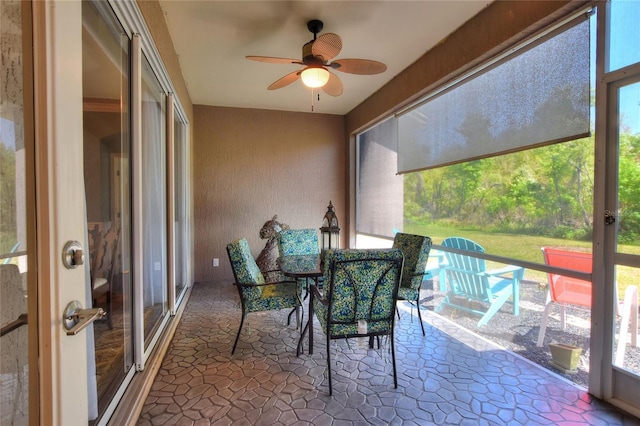 sunroom with ceiling fan