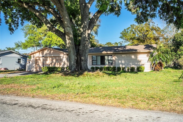 view of front of property featuring a front yard