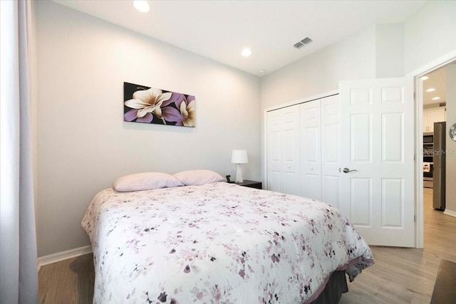 bedroom featuring visible vents, recessed lighting, light wood-type flooring, and baseboards