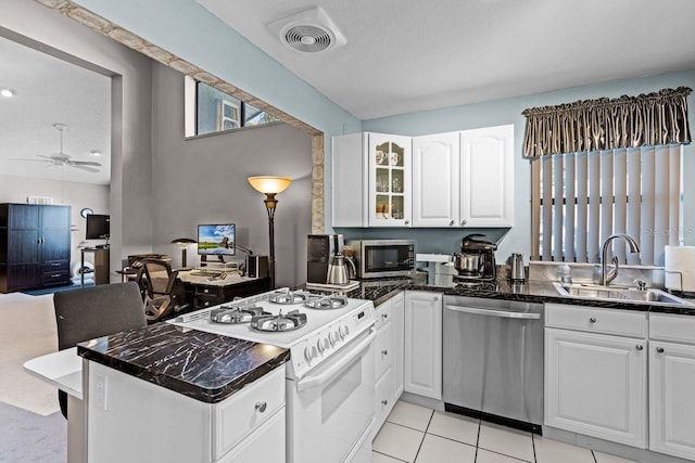 kitchen with visible vents, a sink, white cabinetry, stainless steel appliances, and ceiling fan