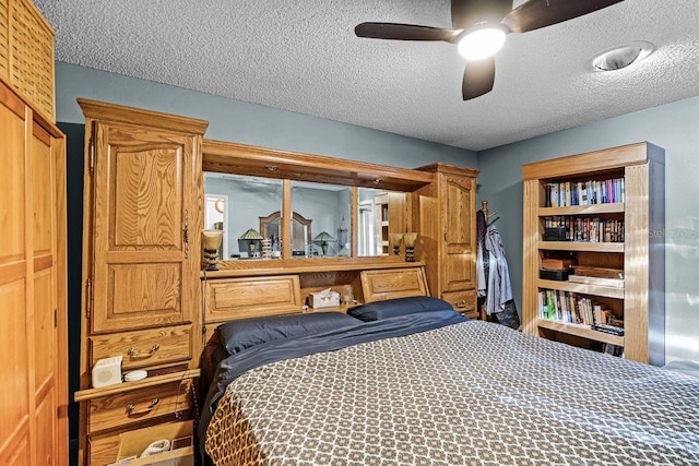 bedroom featuring ceiling fan and a textured ceiling