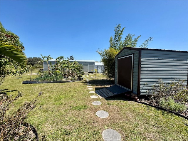 view of yard featuring an outdoor structure and a shed