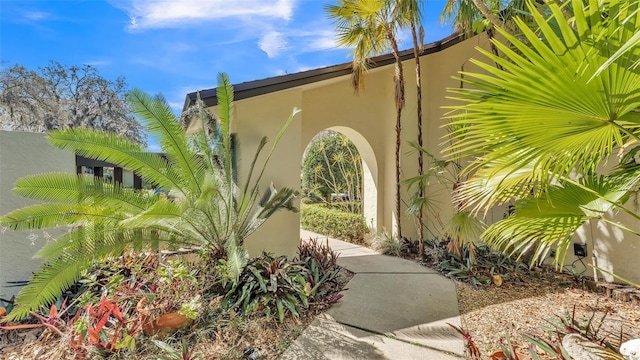 property entrance featuring stucco siding