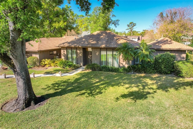 view of front of property with a front yard