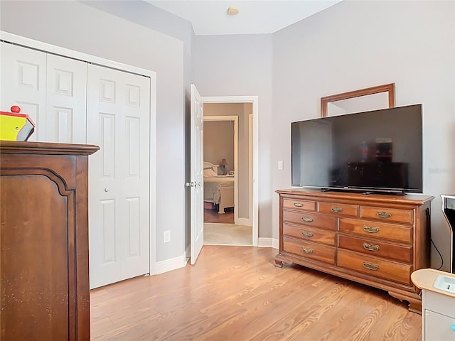 2420 Windchaser Ct, Melbourne, FL 32904 - bedroom featuring a closet, light wood-type flooring, and baseboards