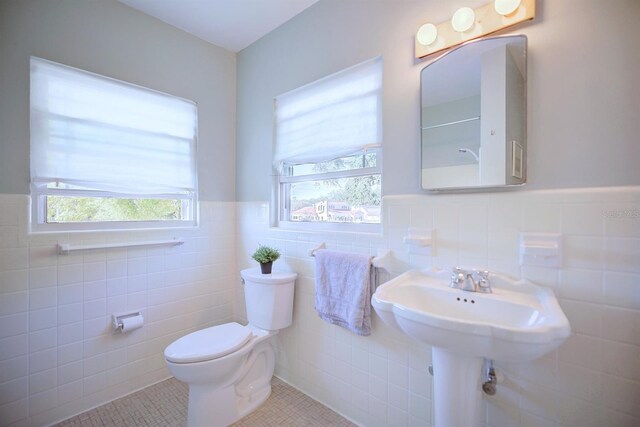 2816 Fairmount Ave, Lakeland, FL 33803 - full bathroom featuring tile walls, tile patterned flooring, and wainscoting